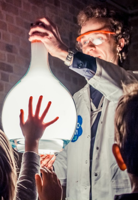 Zinātnes teātris Lieldienu eksperimenti latviešu valodā