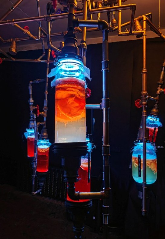 Ekskursija un saruna ar izstādes 'It kā mums nebūtu, no kā baidīties' māksliniekiem un kuratoru